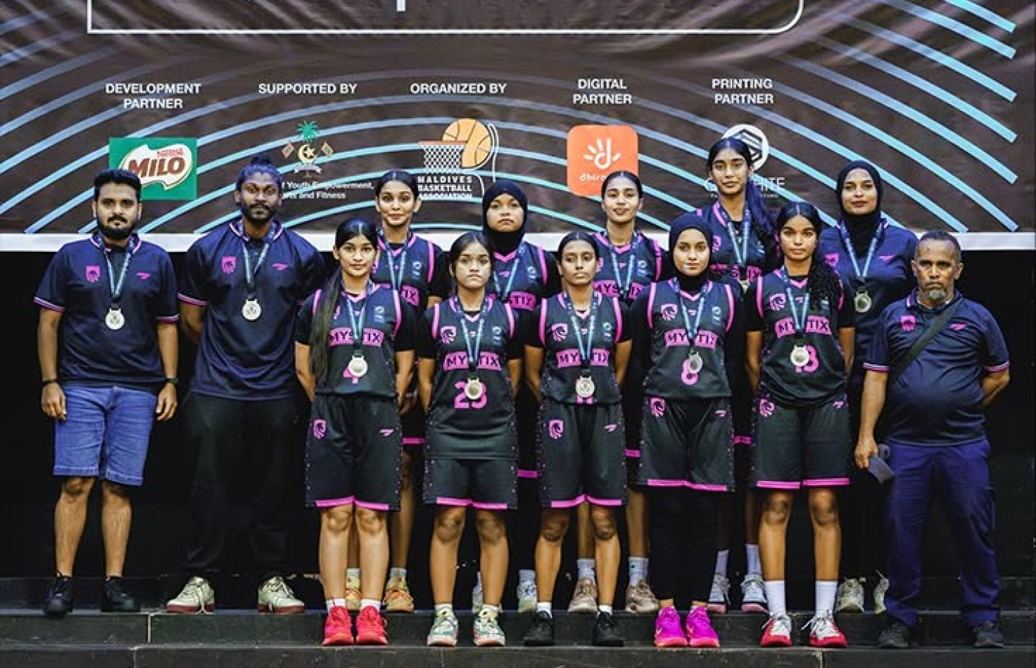 މިސްޓިކްސް، ރަނަރަޕް މެޑަލް އާއެކު.-- ފޮޓޯ: އެމްބީއޭ