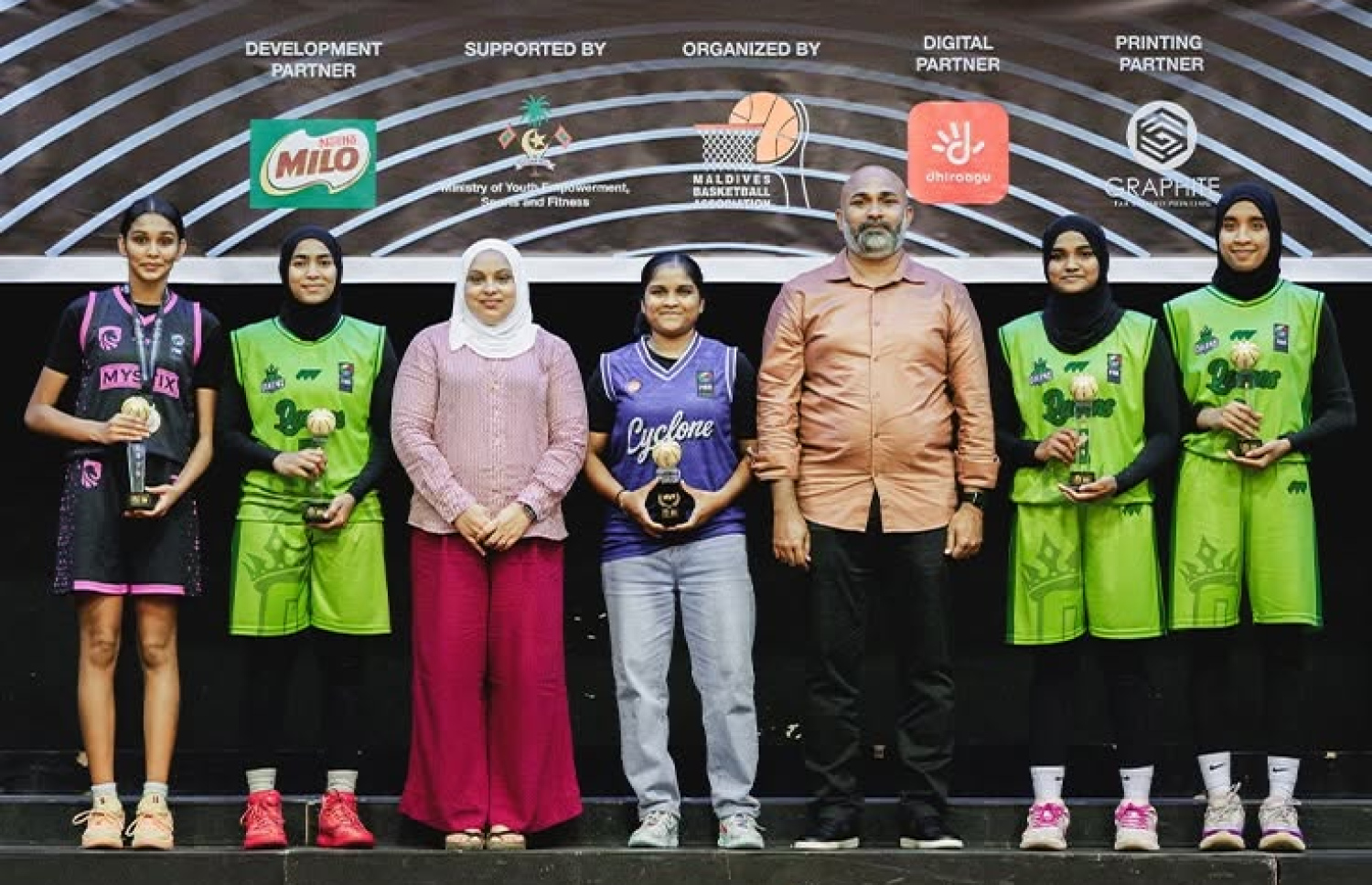 އަންހެން ޑިވިޝަނުގެ ގަދަ ފަސް ކުޅުންތެރިން.-- ފޮޓޯ: އެމްބީއޭ