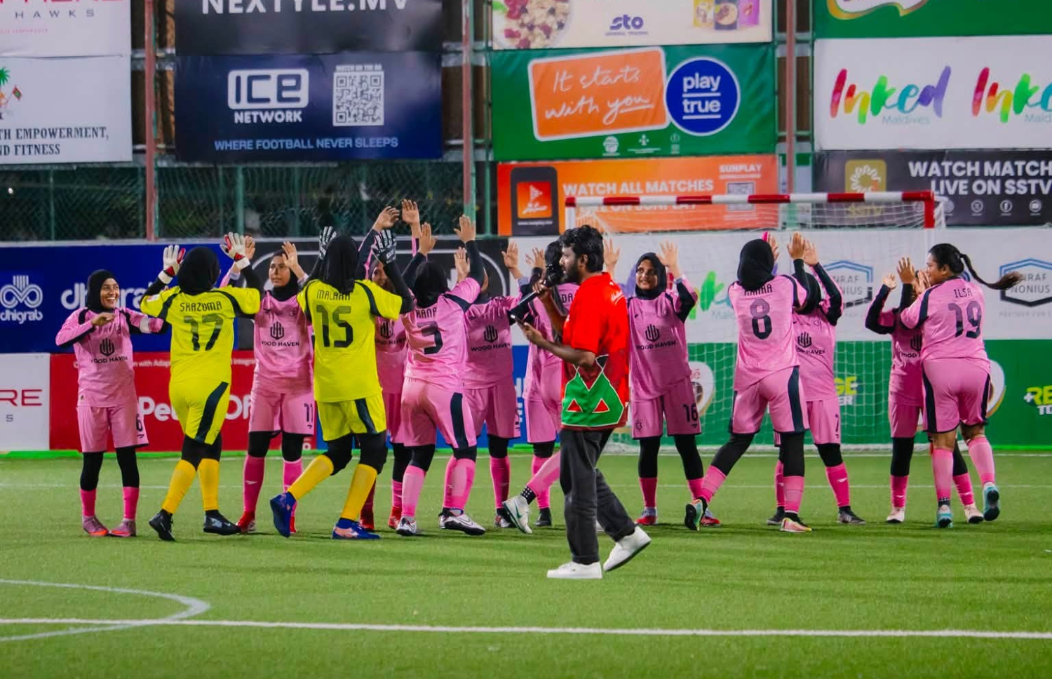 އެޗްޑީސީ ގުރޫޕް ސްޓޭޖުގައި ކުޅުނު މެޗަކަށް ފަހު.-- ފޮޓޯ: އެޗްޑީސީ