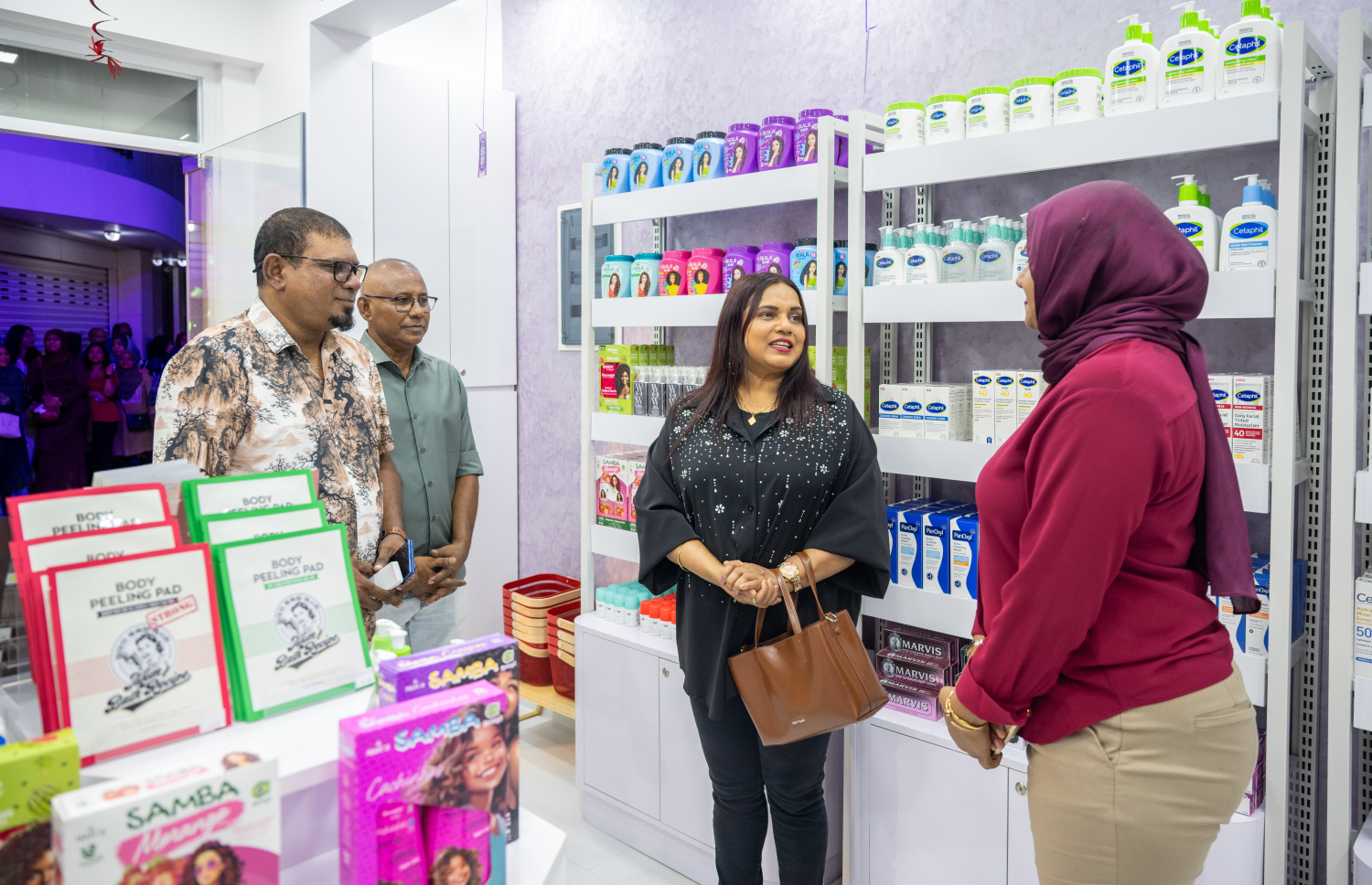 ފޮރިން މިނިސްޓަރު އިރުތިޝާމް އާދަމް ފިހާރަ ހުޅުވައިދެއްވައި، ފިހާރަ ބައްލަވާލައްވަނީ. -- ފޮޓޯ: ނިޝާން އަލީ | މިހާރު