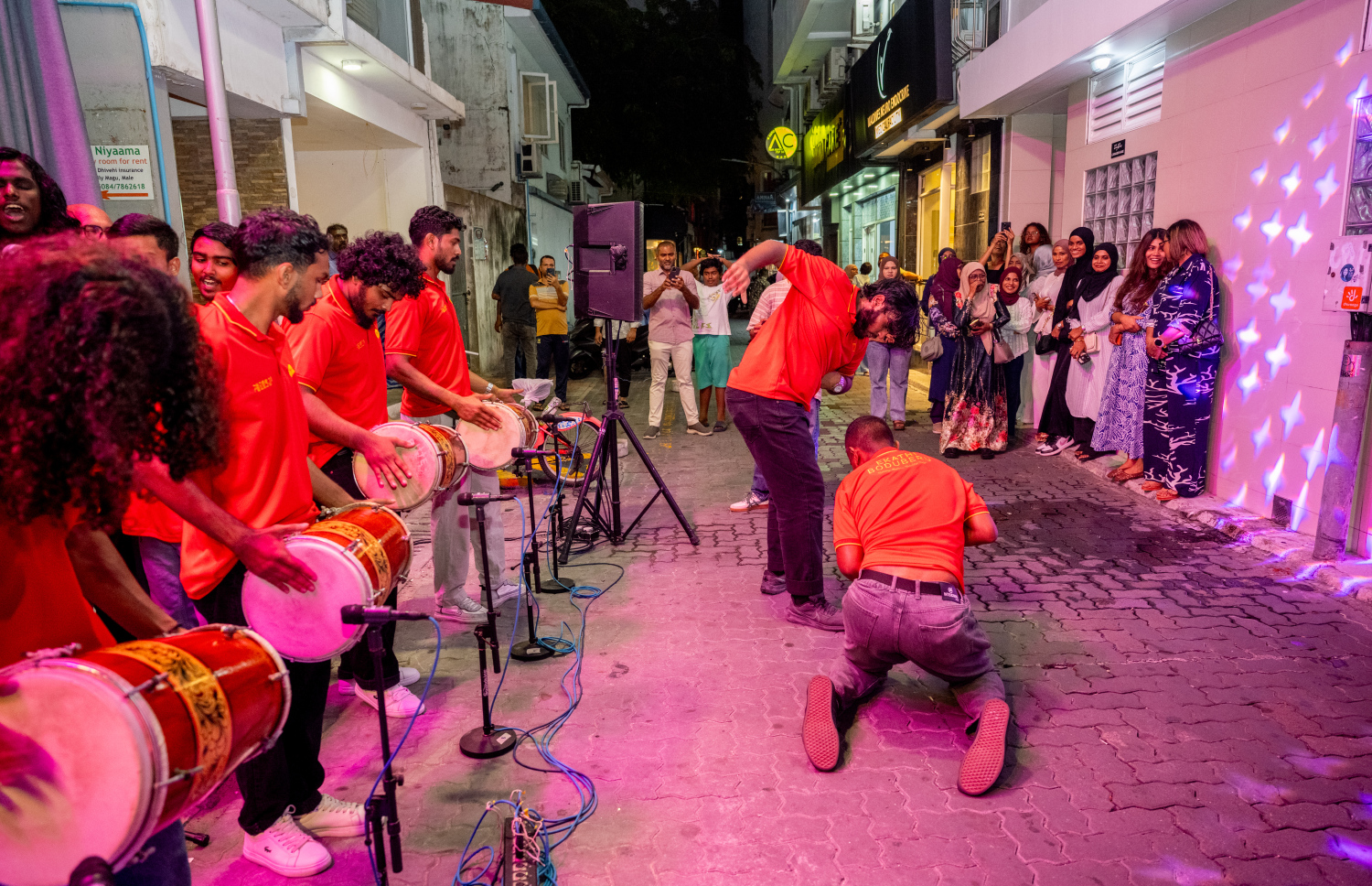 ކޮރެއަން ބިއުޓީ ސްޓޯ ހުޅުވުމަށް އޮތް ހާއްސަ ހަރަކާތުގައި ބޮޑު ބެރު ޖަހަނީ. -- ފޮޓޯ: ނިޝާން އަލީ| މިހާރު