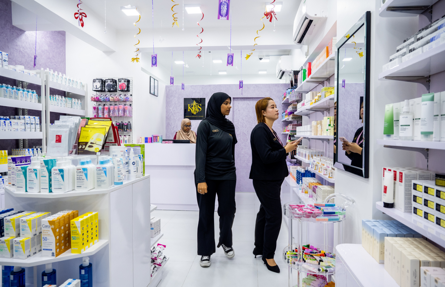 ކޮރެއަން ބިއުޓީ ސްޓޯގެ އެތެރެ. -- ފޮޓޯ: ނިޝާން އަލީ | މިހާރު