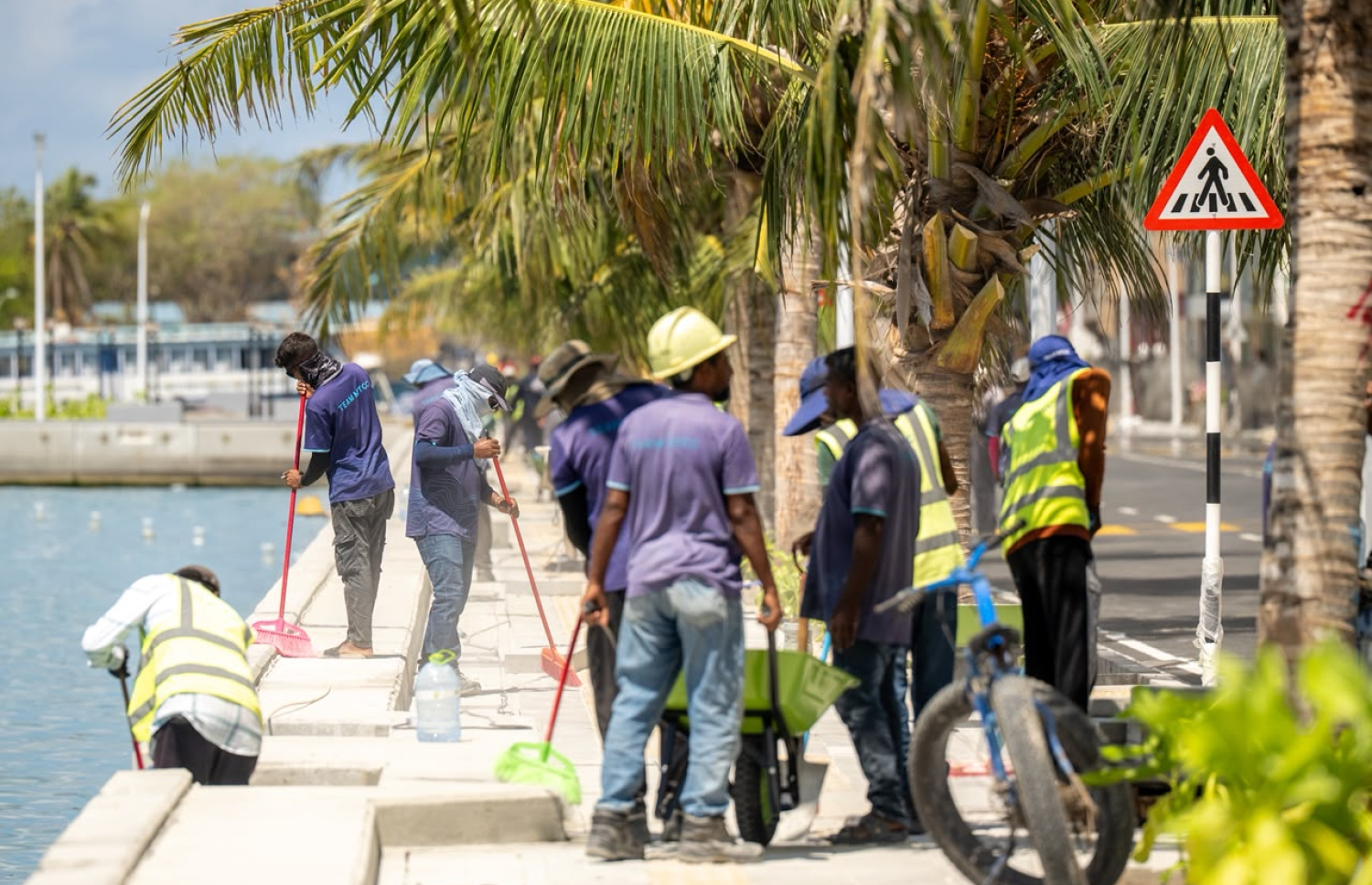 ބޮޑުތަކުރުފާނުމަގު ހެދުމުގެ މަސައްކަތުގައި އެމްޓީސީސީގެ މުވައްޒަފުން މަސައްކަތް ކުރަނީ.-- ފޮޓޯ: ނިޝާން އަލީ | މިހާރު