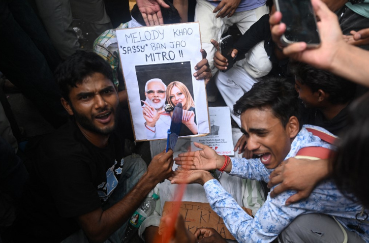 Muzaaharaa maithiri nuvumun Modi vaahaka dhakkavavifi