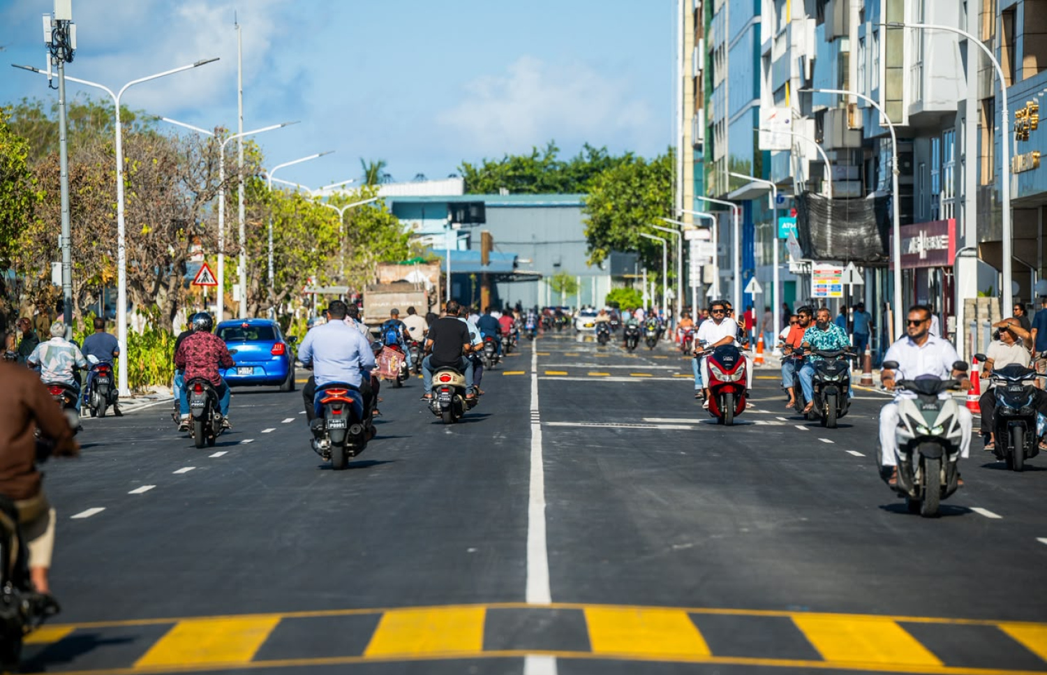 ބޮޑުތަކުރުފާނު މަގުން އަލަށް ހެދި ބައި މިއަދު ހަވީރު ހުޅުވައިލުމުން ސައިކަލްތަކުގައި މީހުން ބުރުޖަހަނީ.---ފޮޓޯ: ނިޝާން އަލީ| މިހާރު