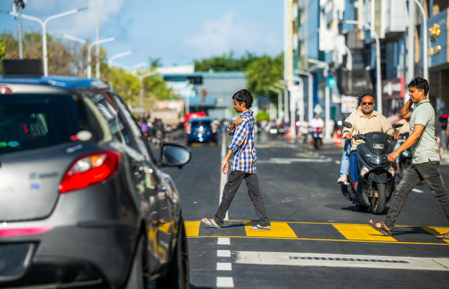 ބޮޑުތަކުރުފާނު މަގުން އަލަށް ހެދި ބައި މިއަދު ހަވީރު ހުޅުވައިލުމުން ސައިކަލްތަކުގައި މީހުން ބުރުޖަހާއިރު ދެ މީހަކު ޒިބްރާކްރޮސްމަތިން މަގު ހުރަސް ކުރަނީ---ފޮޓޯ: ނިޝާން އަލީ| މިހާރު