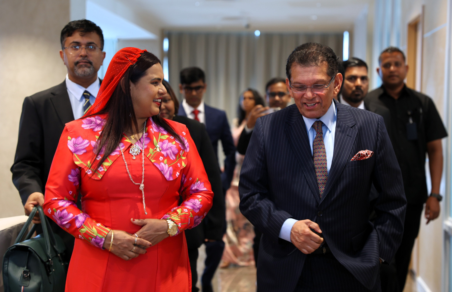 ބަންގްލަދޭޝްގެ ފޮރިން މިނިސްޓަރު ރާއްޖެ ވަޑައިގަތުމުން ރާއްޖޭގެ ފޮރިން މިނިސްޓަރު އިރުތިޝާމް އާދަމް، އެމަނިކުފާނަށް އެއާޕޯޓުން މަރުހަބާ ދަންނަވަނީ.