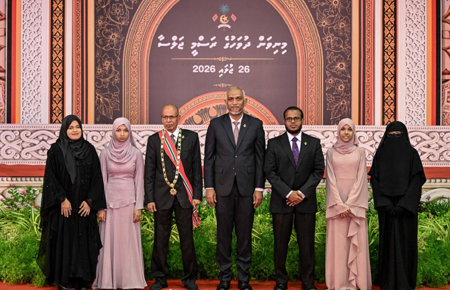 އިސްލާމްދީނަށް ހޭލުންތެރިކަން އިތުރުކުރުމަށް އިބްރާހީމް ރަޝީދު މޫސާ ކުރެއްވި މަސައްކަތަށް ރައީސް ޑރ. މުހައްމަދު މުއިއްޒު ދައުލަތުގެ މަތީ އިއްޒަތް އޭނާއަށް އެރުއްވުމަށް ފަހު، އެ އާއިލާއާ އެކު ފޮޓޯއަކަށް ހުއްޓިވަޑައިގެން-- ފޮޓޯ: ރައީސް އޮފީސް