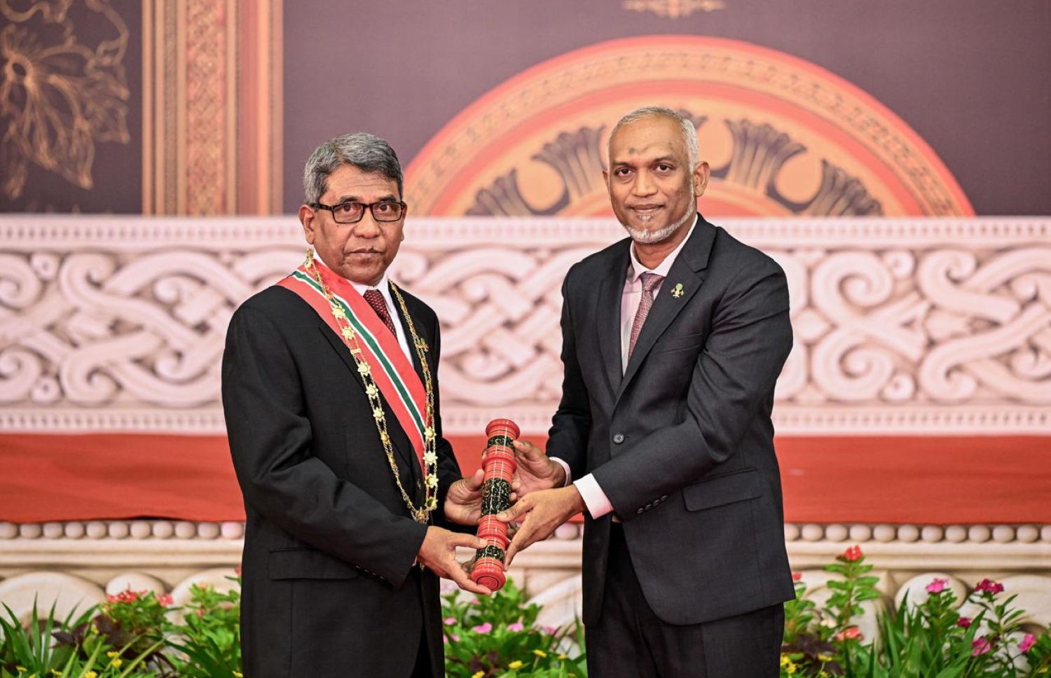 ތައުލީމާއި ހާރިޖީ ދާއިރާއަށް ޑރ. ލަތީފް ކުރެއްވި ހިދުމަތަށް ދައުލަތުގެ މަތީ އިއްޒަތް ރައީސް ޑރ. މުހައްމަދު މުއިއްޒު އަރުއްވަނީ-- ފޮޓޯ: ރައީސް އޮފީސް