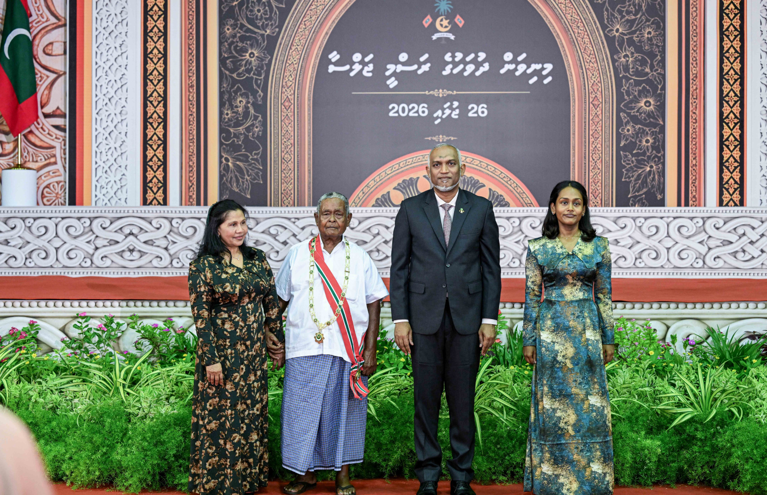 ރައީސް ޑރ. މުހައްމަދު މުއިއްޒު ދައުލަތުގެ މަތިވެރި އިއްޒަތް އުއްޗުއަށް އެރުއްވުމަށް ފަހު، އާއިލާއާ އެކު ފޮޓޯއަކަށް ހުއްޓިވަޑައިގެން.-- ފޮޓޯ: ރައީސް އޮފީސް
