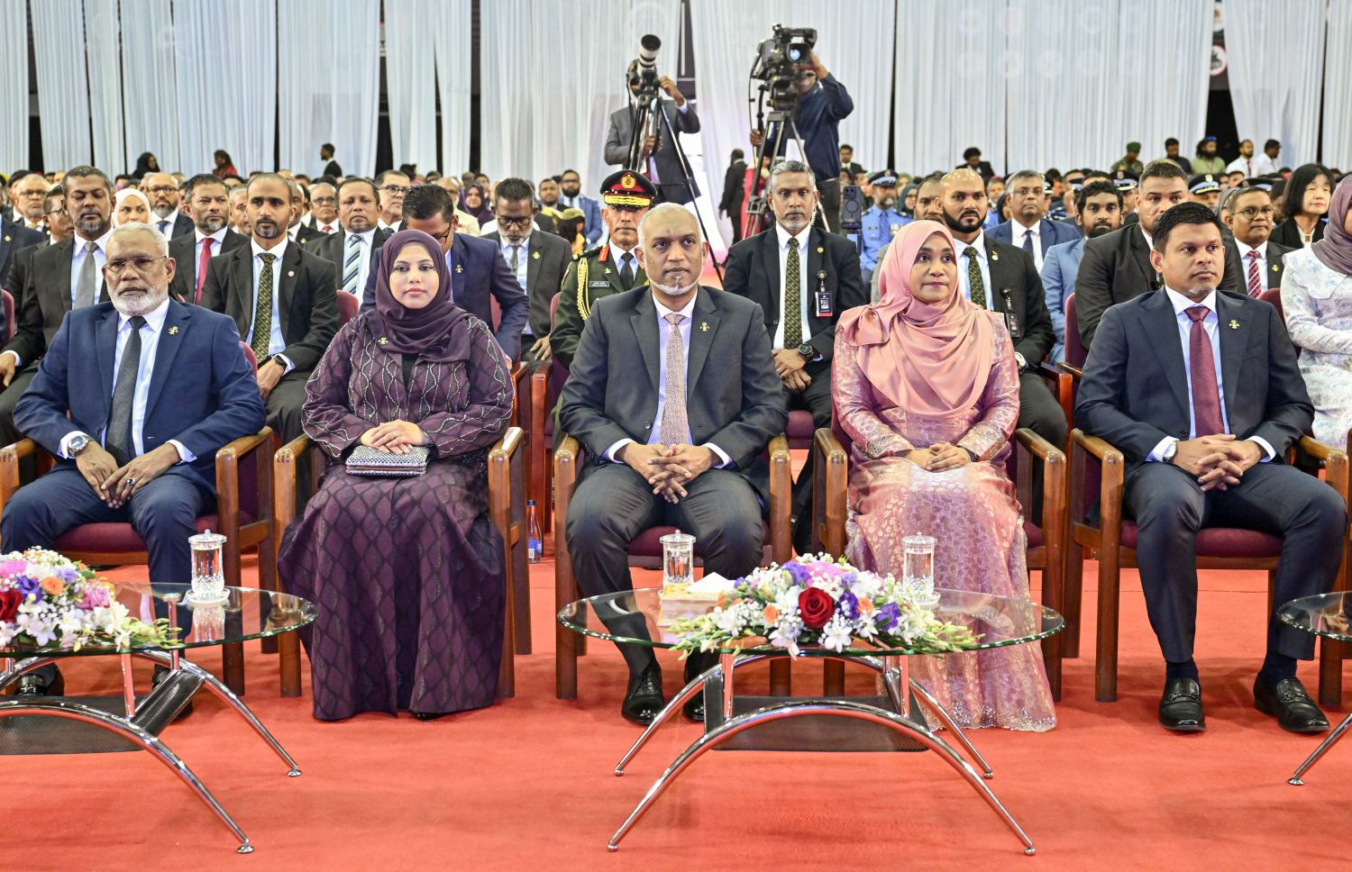 61 ވަނަ މިނިވަން ދުވަހުގެ ރަސްމީ ޖަލްސާގައި ރައީސް ޑރ. މުހައްމަދު މުއިއްޒުގެ ދެކަނބަލުންނާއި ސަރުކާރުގެ އިސްވެރިން ބައިވެރިވެވަޑައިގަންނަވަނީ.-- ފޮޓޯ: ރައީސް އޮފީސް