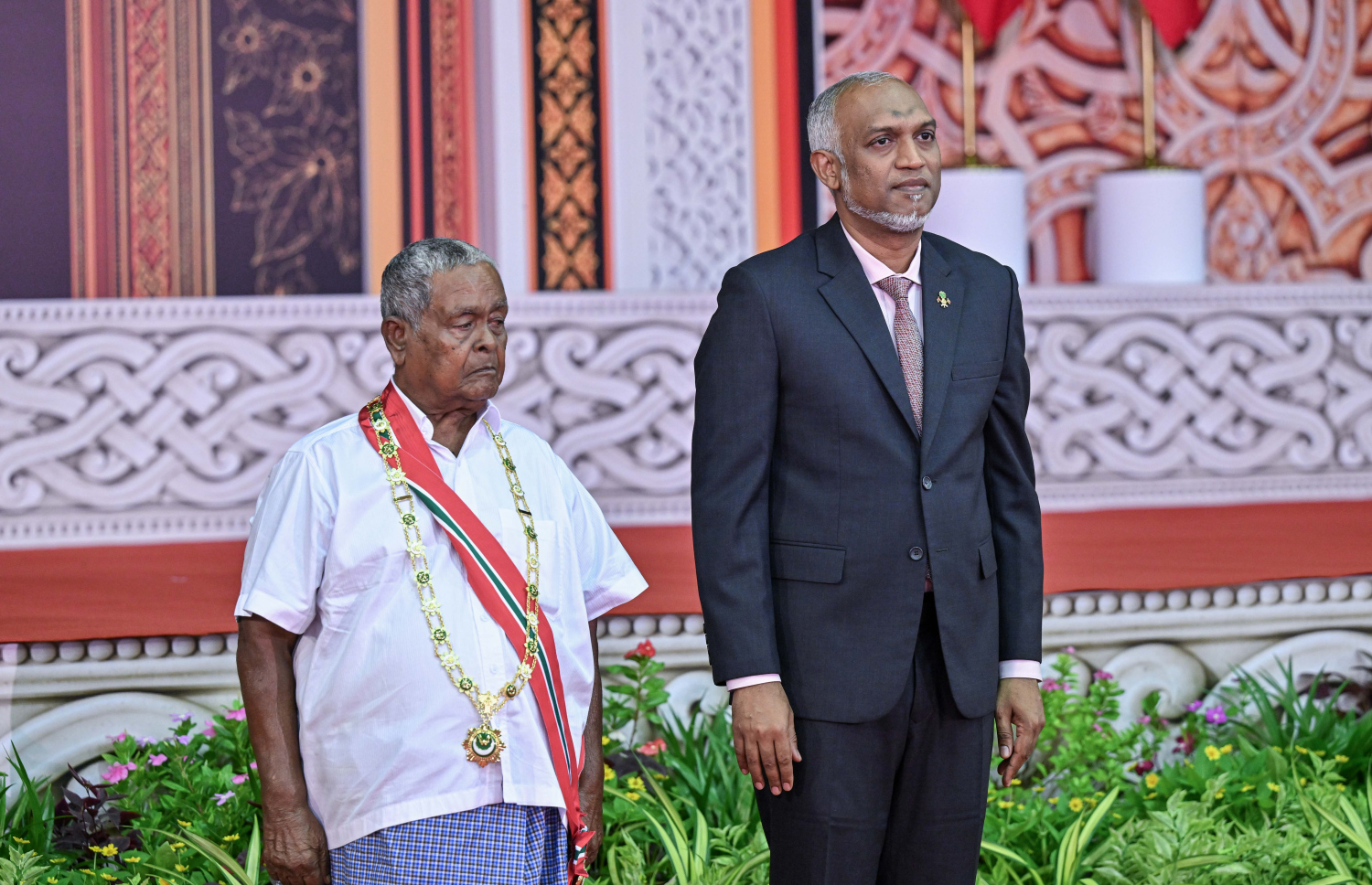 ރައީސް ޑރ. މުހައްމަދު މުއިއްޒު ދައުލަތުގެ މަތިވެރި އިއްޒަތް ޗަންޕާ މުހައްމަދު މޫސާއަށް އެރުއްވުމަށް ފަހު، ފޮޓޯއަކަށް ހުއްޓިވަޑައިގެން.-- ފޮޓޯ: ރައީސް އޮފީސް