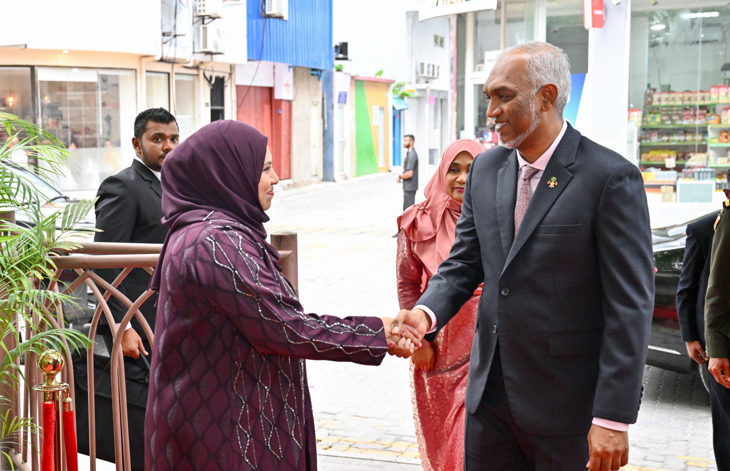61 ވަނަ މިނިވަން ދުވަހުގެ ރަސްމީ ޖަލްސާއަށް ރައީސް ޑރ. މުހައްމަދު މުއިއްޒު ވަޑައިގެން މިނިސްޓަރު ހީނާ ވަލީދުއާ ސަލާންކުރައްވަނީ.-- ފޮޓޯ: ރައީސް އޮފީސް