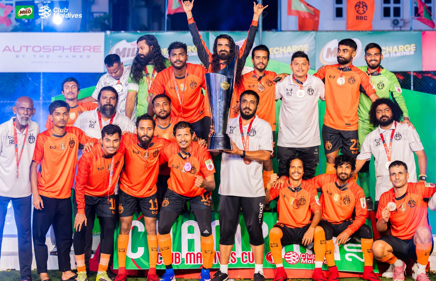 އާރުއާރުސީގެ ކޯޗު އިސްމާއިލް ޝަރީފް ތަށި އުފުލާލަނީ، މުބާރާތުގެ އެންމެ މޮޅު ކޯޗަކީ ވެސް އޭނާ.-- ފޮޓޯ: ކްލަބް މޯލްޑިވްސް/ ފޮޓޯމާސްޓާ / ވިޝާހު ޒަރީރު