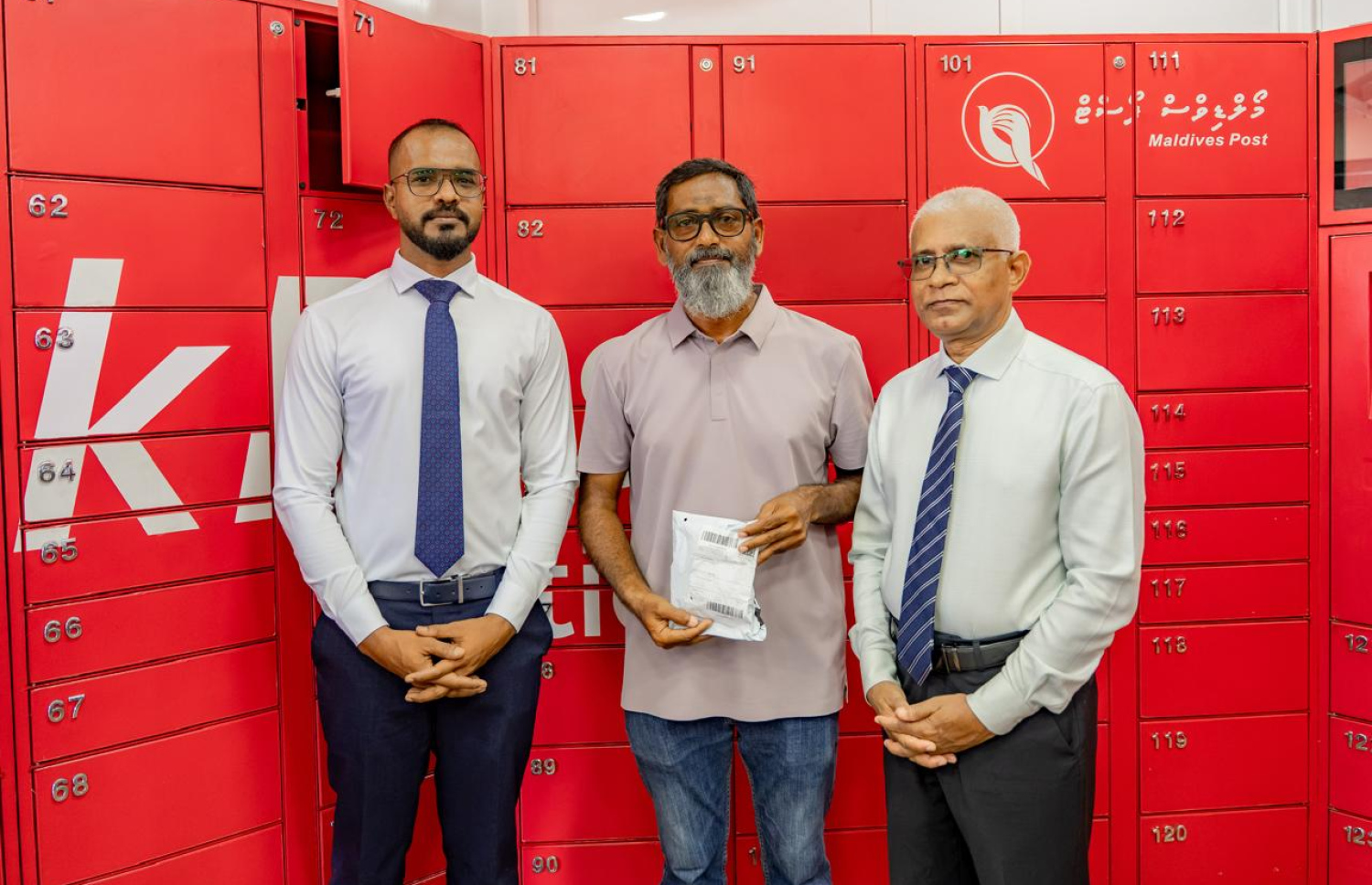 ޕޯސްޓު އޮފީހުގެ މެނޭޖިން ޑިރެކްޓަރު އަހުމަދު ޝަފީގާއި ކުޅުދުއްފުށީ އުތުރު ދާއިރާގެ މެމްބަރު މުހައްމަދު ދާއޫދު ކުޅުދުއްފުށީގައި ޕިކްޕޯސްޓުގެ ހިދުމަތް ފައްޓަވައިދެއްވައި، އެ ހިދުމަތް ހޯދި މީހަކާ އެކު ފޮޓޯއަކަށް ހުއްޓިވަޑައިގެން-- ފޮޓޯ: ޕޯސްޓް އޮފީސް