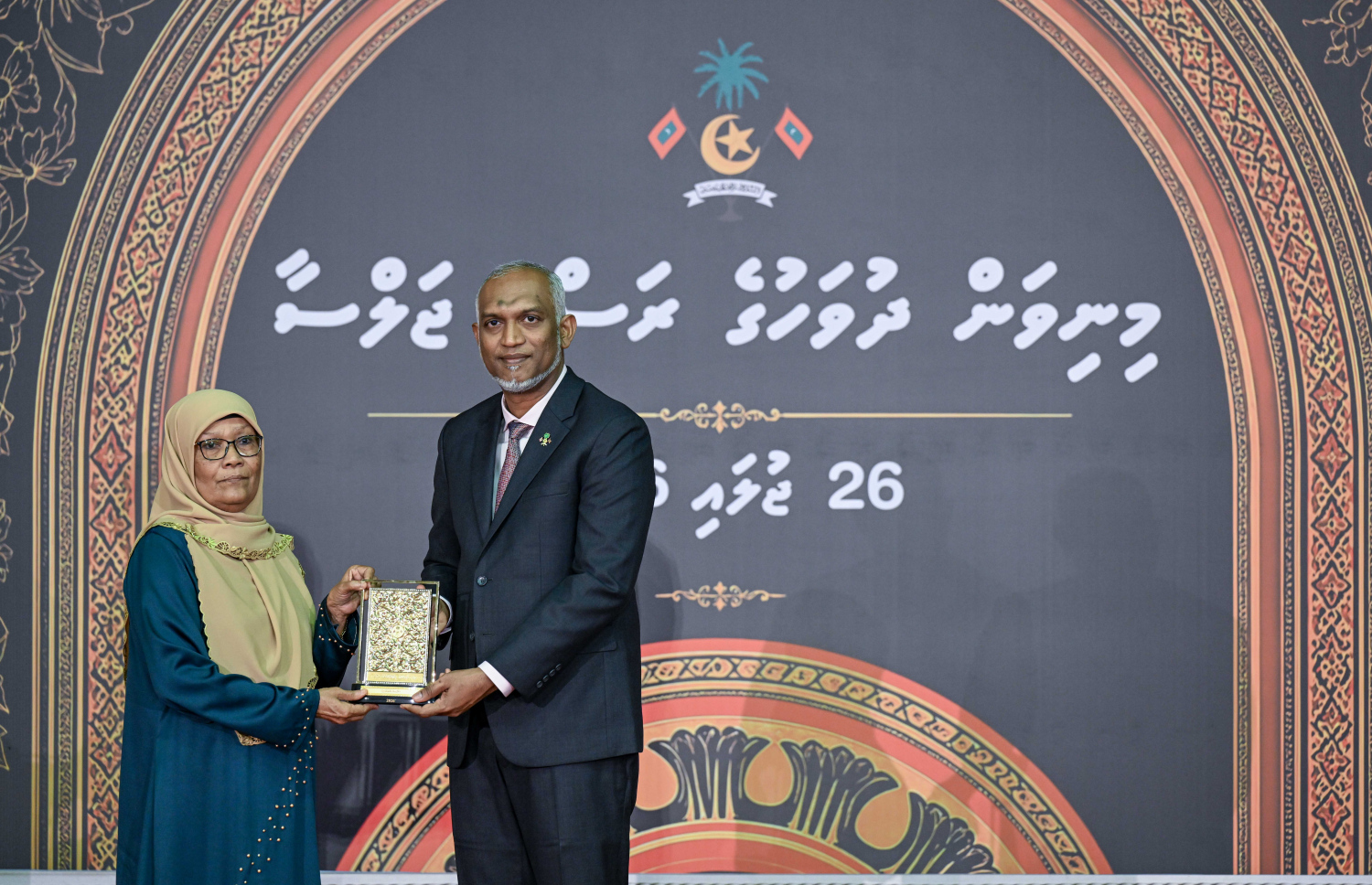 ރާއްޖޭގެ މިނިވަން ދުވަހުގެ ރަސްމީ ޖަލްސާގައި، ދައުލަތަށް ގިނަ ދުވަހު ހިދުމަތްކުރެއްވި ބޭފުޅަކަށް ރައީސް ޑރ. މުއިއްޒު އިނާމު ދެއްވަނީ.-- ފޮޓޯ: ރައީސް އޮފީސް
