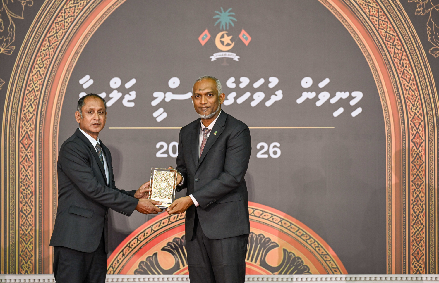 ރާއްޖޭގެ މިނިވަން ދުވަހުގެ ރަސްމީ ޖަލްސާގައި، ދައުލަތަށް ގިނަ ދުވަހު ހިދުމަތްކުރެއްވި ބޭފުޅަކަށް ރައީސް ޑރ. މުއިއްޒު އިނާމު ދެއްވަނީ.-- ފޮޓޯ: ރައީސް އޮފީސް
