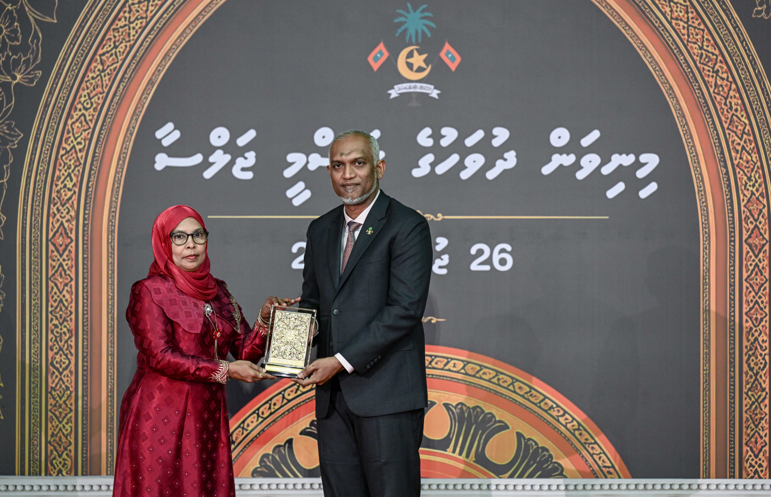 ރާއްޖޭގެ މިނިވަން ދުވަހުގެ ރަސްމީ ޖަލްސާގައި، ދައުލަތަށް ގިނަ ދުވަހު ހިދުމަތްކުރެއްވި ބޭފުޅަކަށް ރައީސް ޑރ. މުއިއްޒު އިނާމު ދެއްވަނީ.-- ފޮޓޯ: ރައީސް އޮފީސް