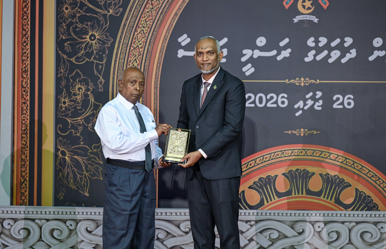 ރާއްޖޭގެ މިނިވަން ދުވަހުގެ ރަސްމީ ޖަލްސާގައި، ދައުލަތަށް ގިނަ ދުވަހު ހިދުމަތްކުރެއްވި ބޭފުޅަކަށް ރައީސް ޑރ. މުއިއްޒު އިނާމު ދެއްވަނީ.-- ފޮޓޯ: ރައީސް އޮފީސް