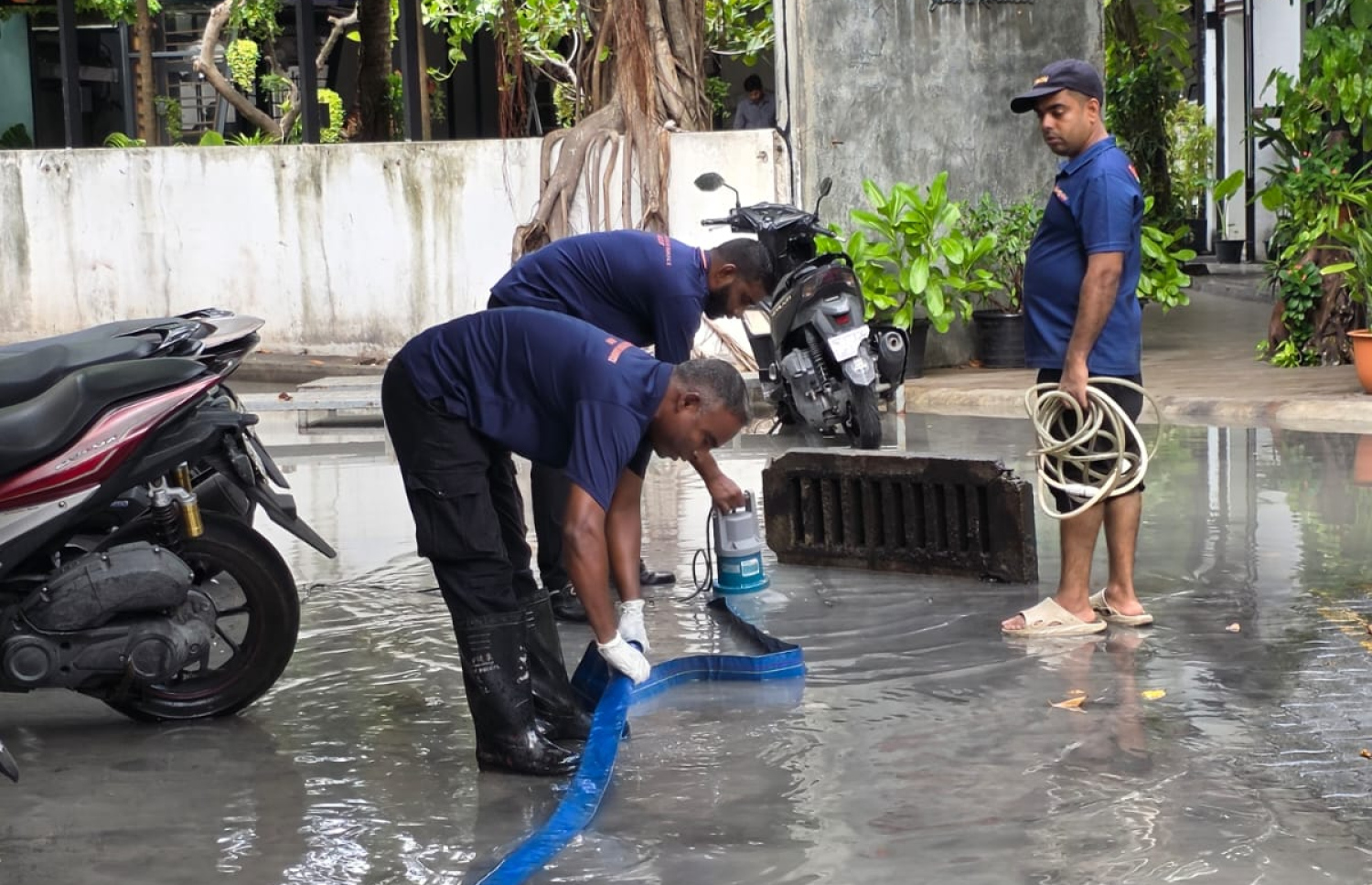 އުދަ އަރައި ބޮޑުވި ފެންގަނޑު ހިއްކުމުގައި ސިފައިން ހަރަކާތްތެރިވަނީ.-- ފޮޓޯ: އެމްއެންޑީއެފް