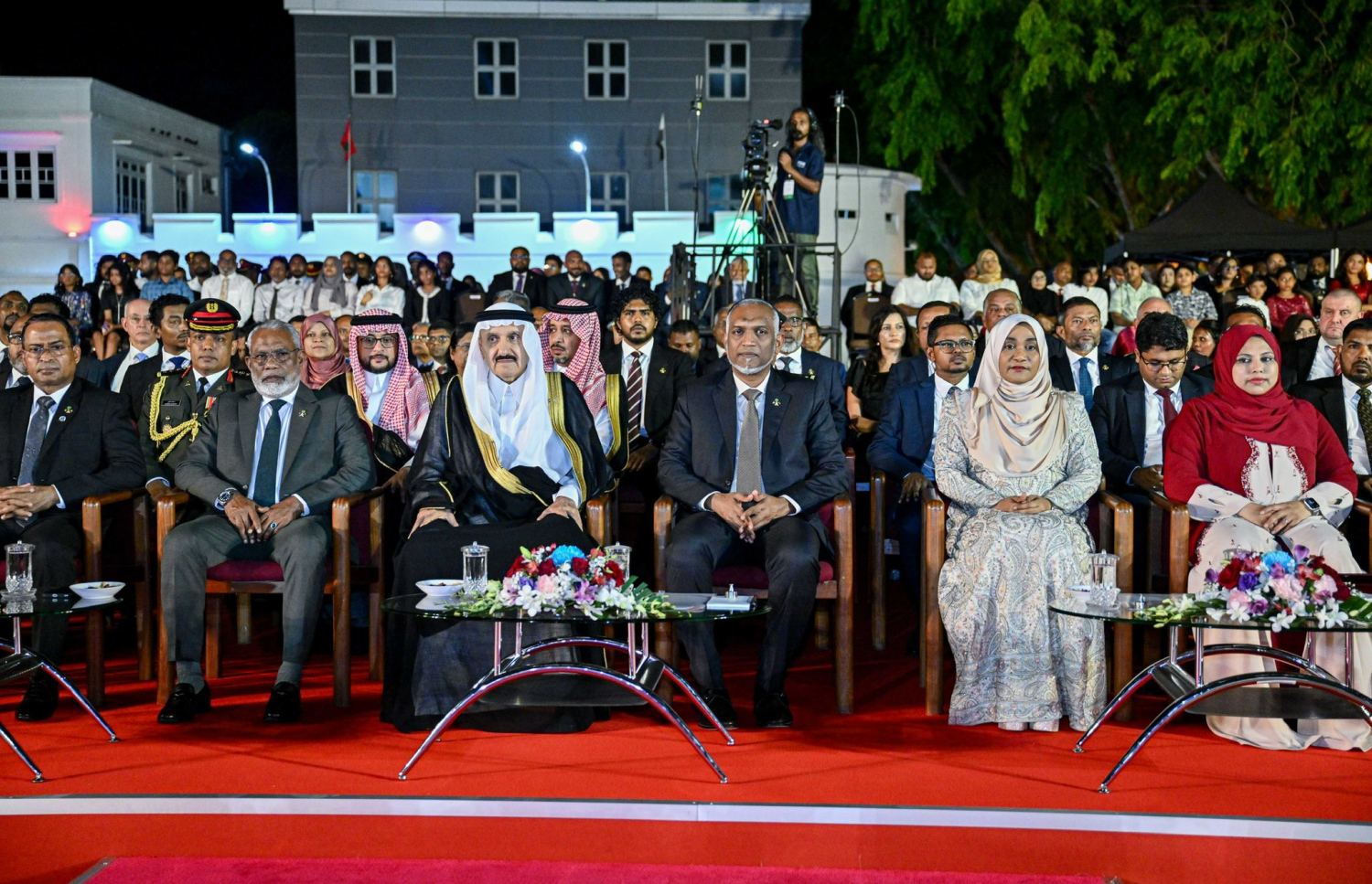 ރާއްޖޭގެ މިނިވަންދުވަހުގެ ރަސްމީ ކުޅިވަރުތައް ބައްލަވާލެއްވުމަށް، ރައީސް ޑރ. މުހައްމަދު މުއިއްޒުގެ ދެކަނބަލުންނާއި ސައުދީގެ އަލީ އަހުދުގެ ހާއްސަ މަންދޫބު،  ދެ ހަރަމްފުޅުގެ ހާދިމުގެ މުޝީރު އަދި ސައޫދީގެ ކެބިނެޓް މެންބަރު ޕްރިންސް ޑރ. މަންސޫރު ބިން މުތްއިބު ބިން އަބްދުލްއަޒީޒު އަދި ސަރުކާރުގެ އިސްވެރިން ބައިވެރިވެވަޑައިގަންނަވަނީ.-- ފޮޓޯ: ރައީސް އޮފީސް