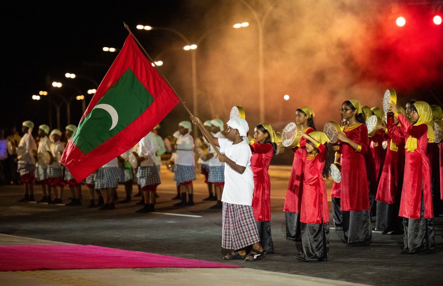 މިނިވަންދުވަހުގެ ކުޅިވަރުތައް ދައްކާލަން ރޭ ބޭއްވި ރަސްމިއްޔާތުގައި، ސްކޫލު ކުދިންގެ އައިޓަމެއް ހުށަހަޅައިދެނީ.-- ފޮޓޯ: ނިޝާން އަލީ | މިހާރު