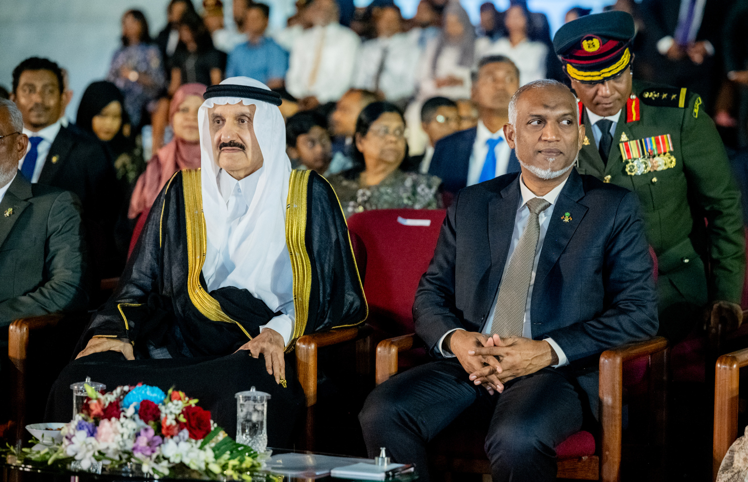 މިނިވަންދުވަހުގެ ކުޅިވަރުތައް ދައްކާލަން ރޭ ބޭއްވި ރަސްމިއްޔާތުގައި ރައީސް ޑރ. މުއިއްޒު އަދި ސައުދީގެ އަލީ އަހުދުގެ ހާއްސަ މަންދޫބު، ދެ ހަރަމްފުޅުގެ ހާދިމުގެ މުޝީރު އަދި ސައޫދީގެ ކެބިނެޓް މެންބަރު ޕްރިންސް ޑރ. މަންސޫރު ބިން މުތްއިބު ބިން އަބްދުލްއަޒީޒު ބައިވެރިވެވަޑަައިގަންނަވަނީ.-- ފޮޓޯ: ނިޝާން އަލީ | މިހާރު