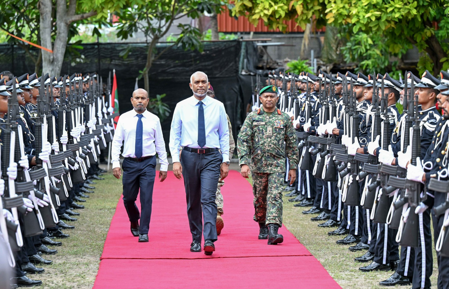 މެރިޓައިމް ރެސްކިޔު ކޯޑިނޭޝަން ސެންޓަރުގެ އާ އިމާރާތް ހުޅުވުމަށް ބޭއްވި ރަސްމިއްޔާތުގައި ރައީސް ޑރ. މުހައްމަދު މުއިއްޒު އާއި ސިފައިންގެ ވެރިން ބައިވެރިވަނީ-- ފޮޓޯ: ރައީސް އޮފީސް