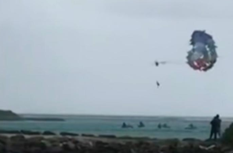 মাফুশির কাছে প্যারাসেলিং প্যারাসুট ছিঁড়ে বিপত্তি