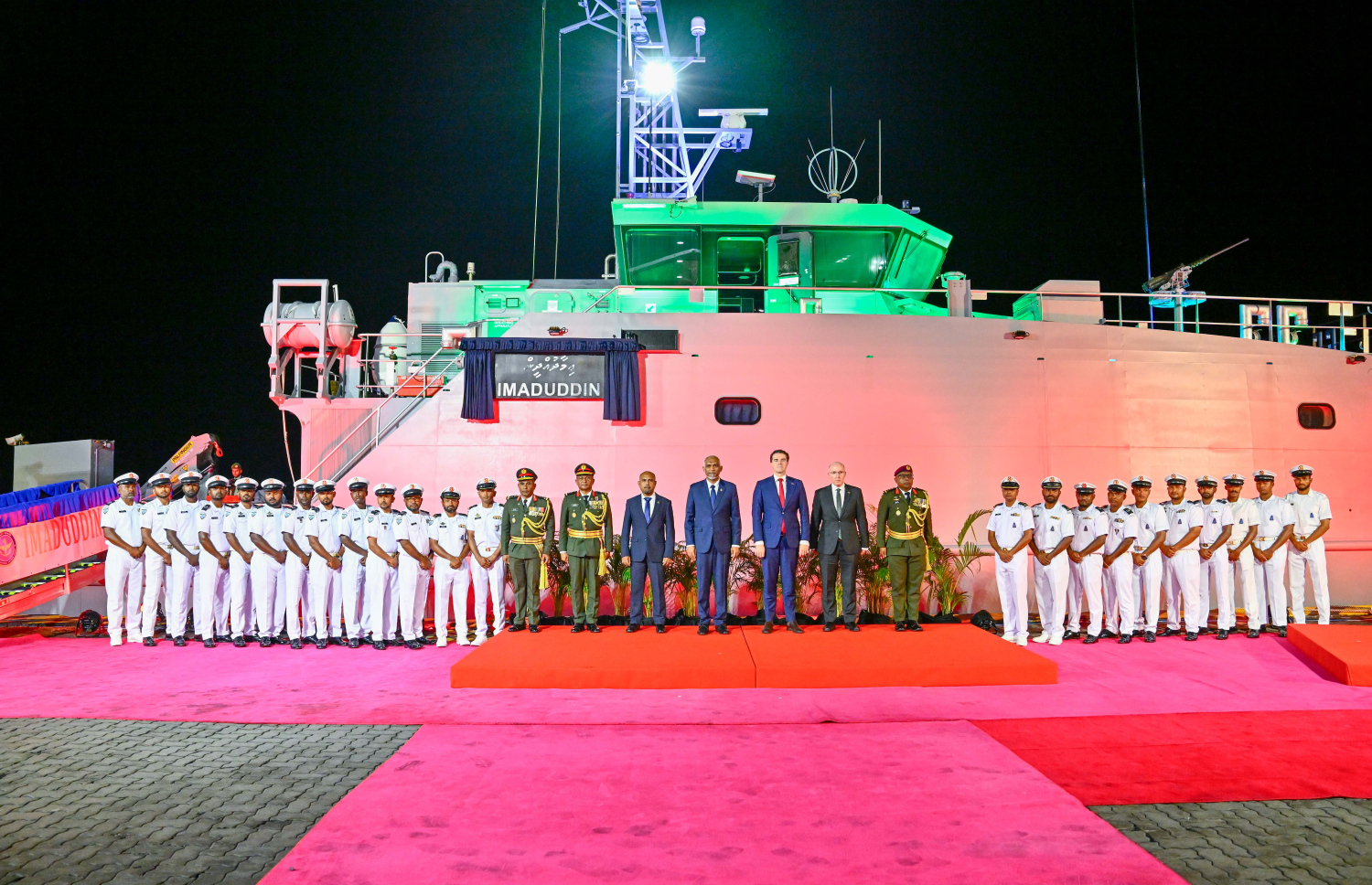އޮސްޓްރޭލިއާ ސަރުކާރުން ރާއްޖެ އަށް ހަދިޔާކުރި އަސްކަރީ މަނަވަރު މިރޭ ކޮމިޝަން ކޮށްދެއްވުމަށް ފަހު، ރައީސް މުއިއްޒާއި ޑިފެންސް މިނިސްޓަރު ހަސަން ރަޝީދާއި ސިފައިންގެ ބައެއް އިސް އޮފިސަރުން އަދި އޮސްޓްރޭލިއާ ސަރުކާރުގެ ބައެއް މަންދޫބުން އެ މަނަވަރު ކައިރީގައި ފޮޓޯއަކަށް ހުއްޓި ވަޑައިގެން.---ފޮޓޯ: ރައީސް އޮފީސް