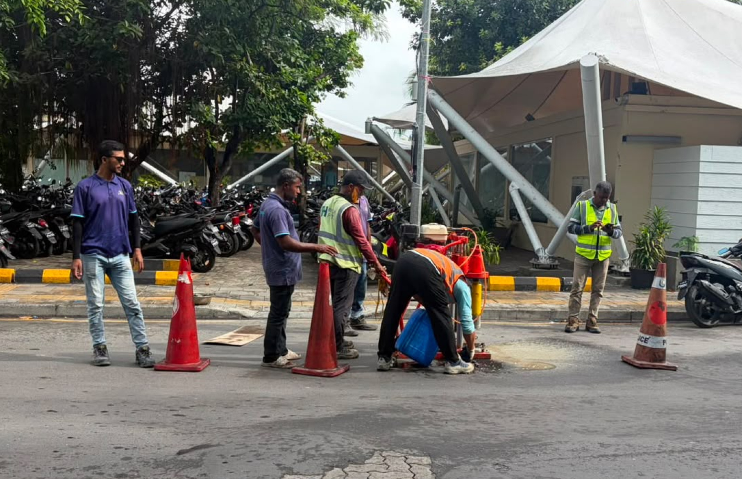 އަމީނީމަގުގެ މަރާމާތުގެ ކުރިން ސާވޭ ހަދަނީ. -- ފޮޓޯ: އެމްޓީސީސީ