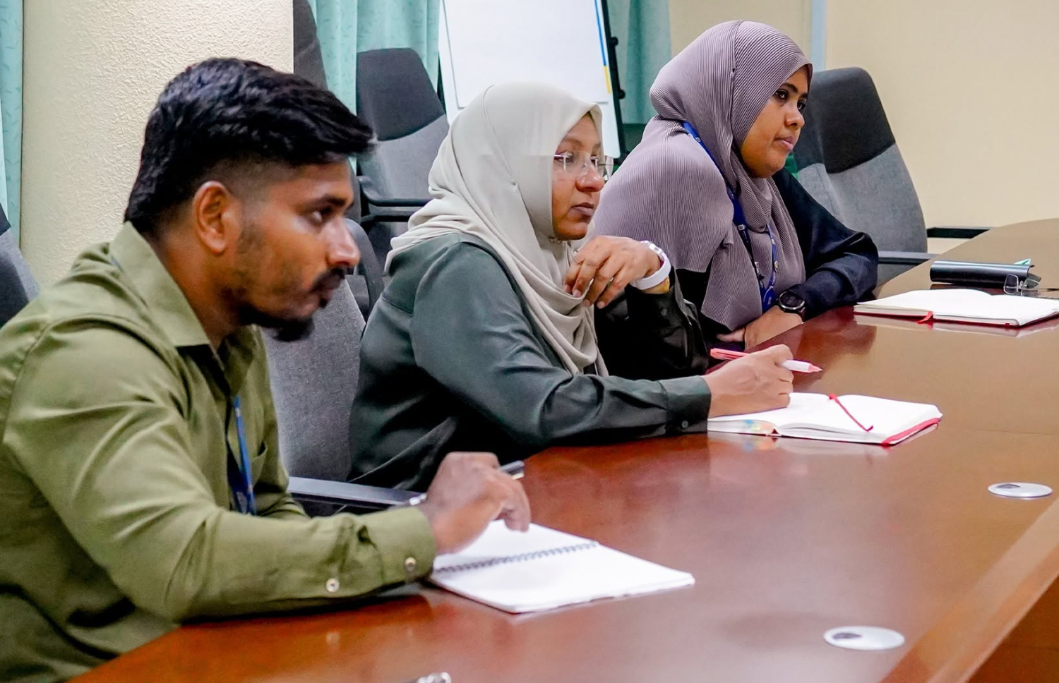 ފެކަލްޓީ އޮފް ހެލްތު އެންޑް ސައިންސަސްގެ ބޭފުޅުން ސްޓޭޓް ފާމާގެ ބައްދަލުވުމުގައި. -- ފޮޓޯ: ސްޓޭޓްފާމާ