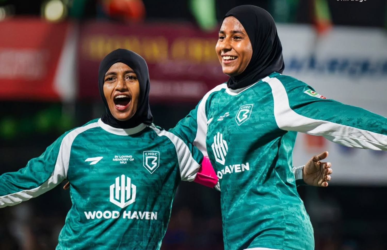 އެޗްޑީސީގެ ފިރުޝާނާ (ކ) އާއި ސާލިޔާ (ވ) އުފާފާޅުކުރަނީ.-- ފޮޓޯ: ކްލަބް މޯލްޑިވްސް