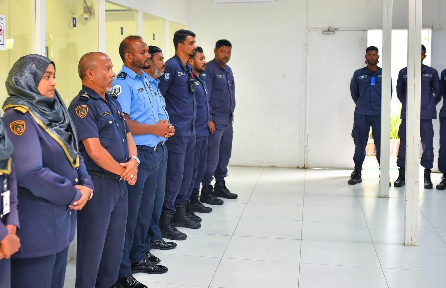ގަވާއިދާ ހިލާފަށް އުޅޭ ބިދޭސީން ހޯދަން އިއްޔެ ހިންގި އޮޕަރޭޝަނުގައި ބައިވެރިވި ބައެއް ފުލުހުންނާއި އިމިގްރޭޝަން އޮފިސަރުން. -- ފޮޓޯ: އިމިގްރޭޝަން