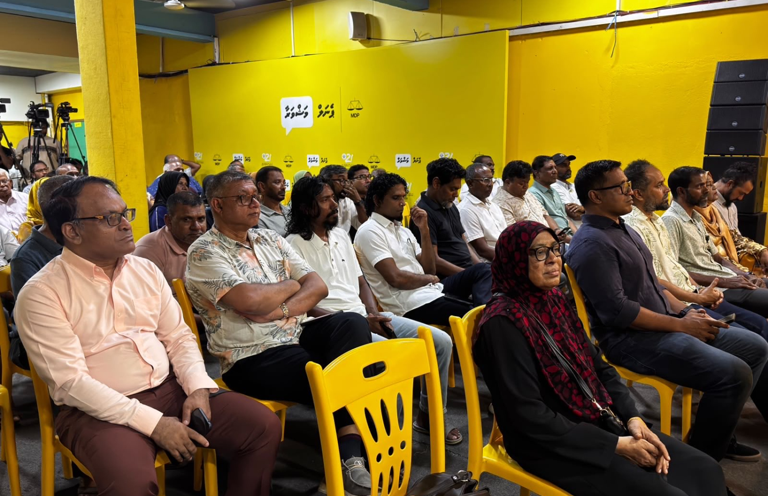 އެމްޑީޕީން ރޭ ބޭއްވި ހަރުގެ ޖަލްސާ އަށް ހާޒިރުވި ބައެއް މީހުން.---ފޮޓޯ: އެމްޑީޕީ
