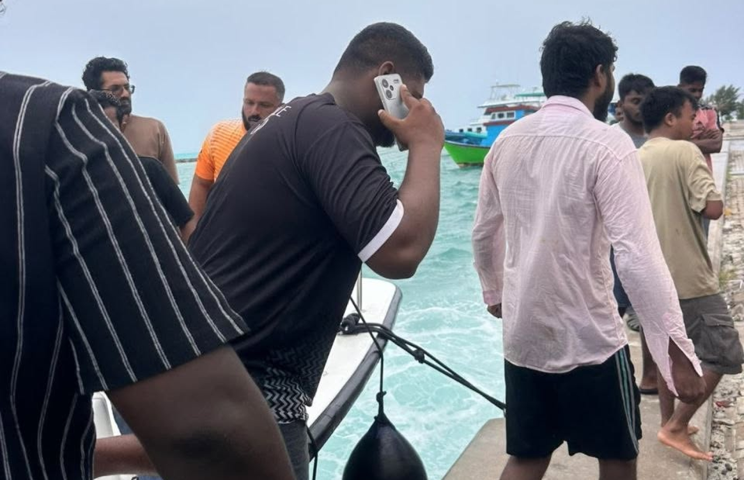 ހޯކްސްގެ ބަންޑުން ޖަހާލި ލޭންޑިން ކްރާފްޓުން ސަލާމަތްކުރި މީހުން ގާފަރަށް ގެނައުން-- ފޮޓޯ: ގާފަރު މީޑިއާ