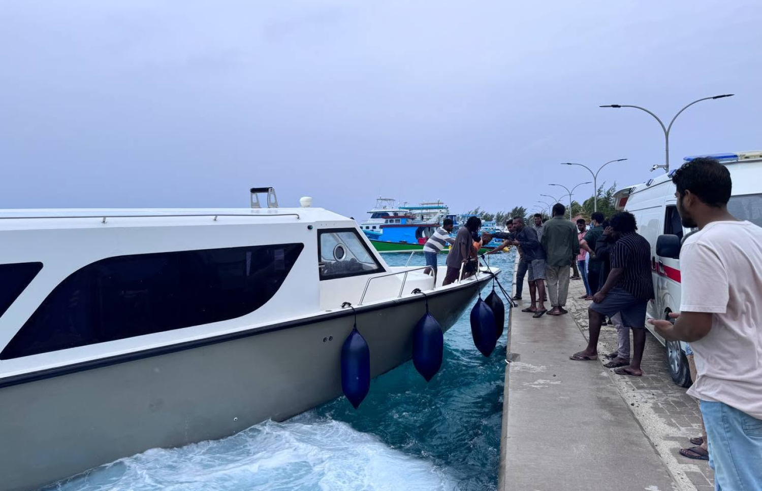 ހޯކްސްގެ ބަންޑުން ޖަހާލި ލޭންޑިން ކްރާފްޓުން ސަލާމަތްކުރި މީހުން ގާފަރަށް ގެންދަނީ-- ފޮޓޯ: ގާފަރު މީޑިއާ