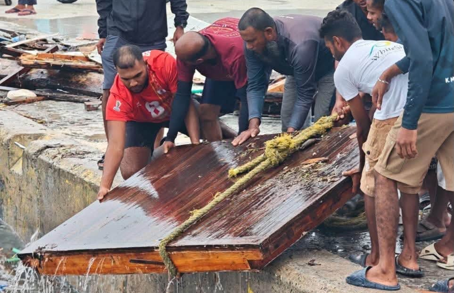 މާފުށި ފަރަށް އެރި ސަފާރީގެ ބައިތައް ނެގުމުގެ މަސައްކަތް ކުރަނީ-- ފޮޓޯ: މާފުށި ކައުންސިލް
