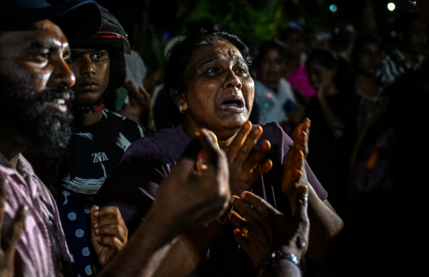 ސްރީ ލަންކާގައި މިހާރު ހަމަނުޖެހުން ހިނގަމުންދާ ޖަލު ކައިރިއަށް ގައިދީންގެ އާއިލާތަކުގެ މީހުން ރޭ އެއްވެ އަޑު އުފުލަނީ. -- ފޮޓޯ: އޭއެފްޕީ