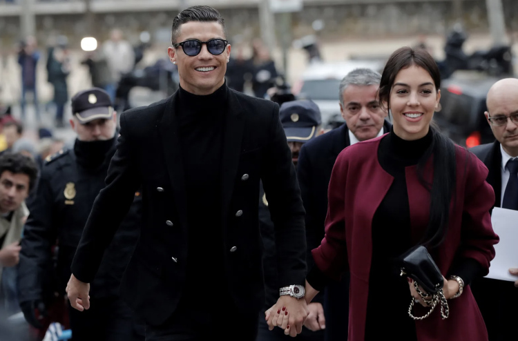 Ronaldo aai Georgina anna hafthaa bandhugai kaiveni kuranee