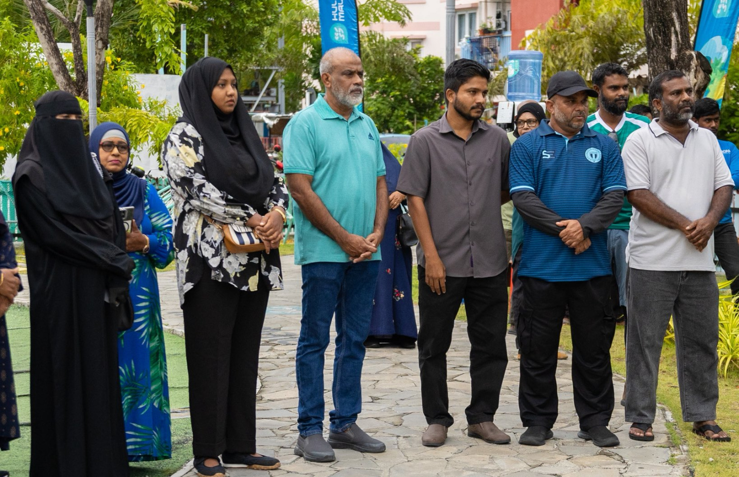"މަދިރިން ރައްކާ" ނަމުގައި އެޗްޑީސީން އިއްޔެ ފެށި ޕްރޮގްރާމުގައި އެ ކުންފުނީގެ އިސް ވެރިން ބައިވެރިވަނީ-- ފޮޓޯ: އެޗްޑިސީ