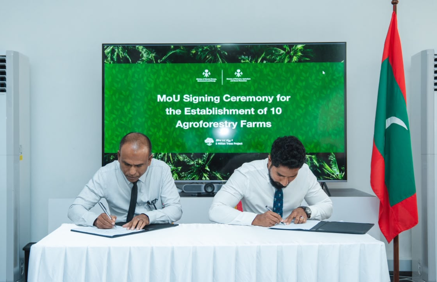 10 ރަށެއްގައި އެގްރޯފޮރަސްޓްރީ ދަނޑުތައް ހަދަން ތިމާވެއްޓާ ބެހޭ މިނިސްޓްރީ އާއި ދަނޑުވެރިކަމާ ބެހޭ މިނިސްޓްރީއާ ދެމެދުގައި އެއްބަސްވުމުގައި ސޮއިކުރުން.-- ފޮޓޯ: ތިމާވެއްޓާ ބެހޭ މިނިސްޓްރީ