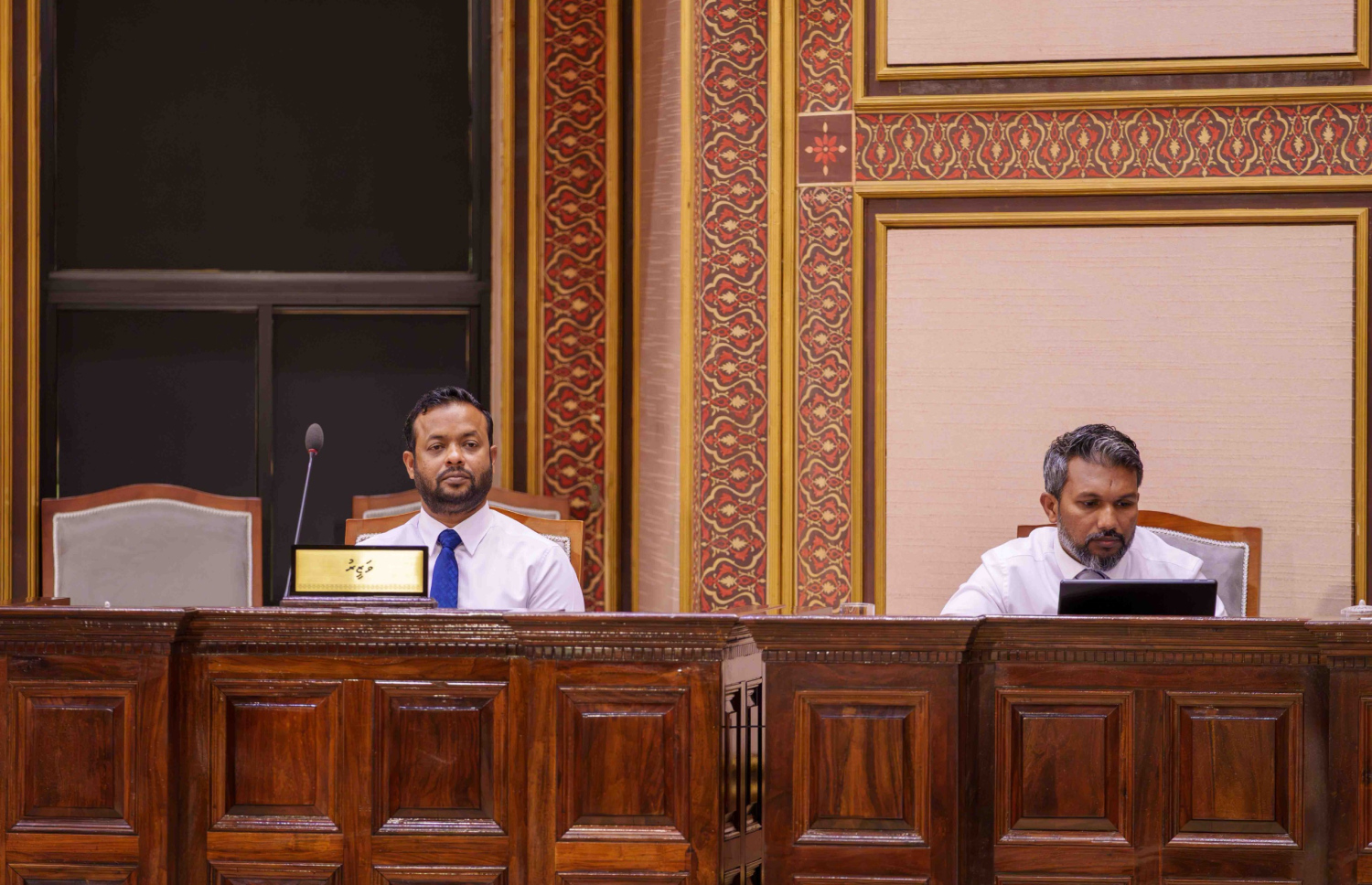ހައުސިން މިނިސްޓަރު ޑރ.އަބްދުﷲ މުއްތަލިބު ރައްުޔިތުންގެ މަޖިލީހުގެ މިއަދުގެ ޖަލްސާގައި މެންބަރުންގެ ސުވާލުތައް އަޑުއައްސަވަނީ. ފޮޓޯ: މަޖިލީހުގެ އިދާރާ