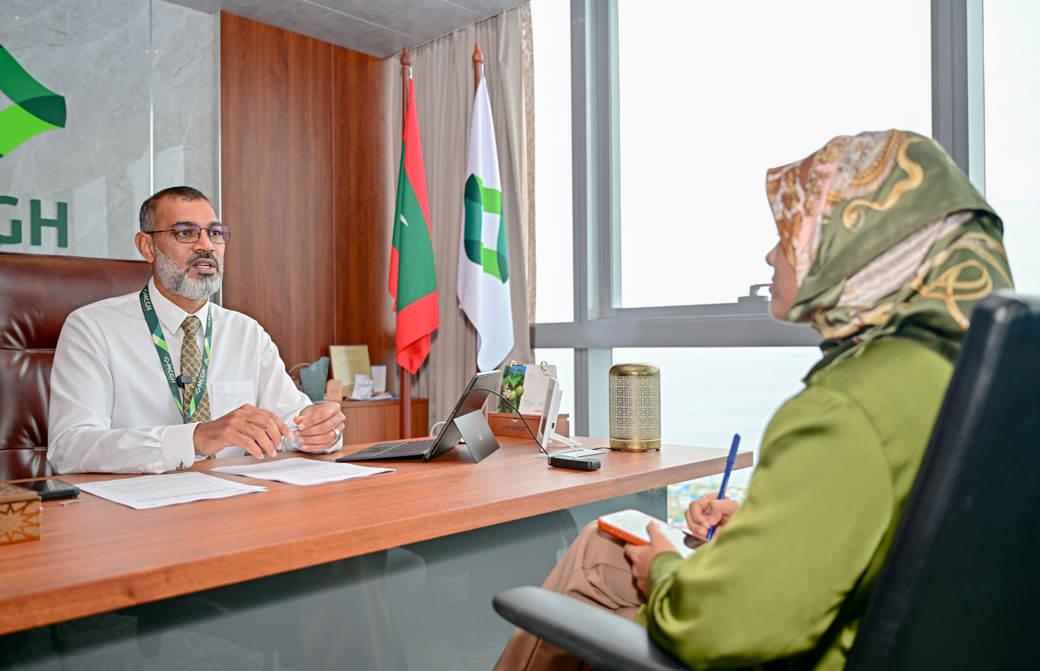 މާލެ ސިޓީ ގްރޫޕް އޮފް ހޮސްޕިޓަލްސްގެ ސީއީއޯ ހަލީމް، މިދިޔަ އާދިއްތަ ދުވަހު "މިހާރު"އަށް އިންޓަވިއު ދެއްވަނީ.-- ފޮޓޯ: ފަޔާޒު މޫސާ/ މިހާރު