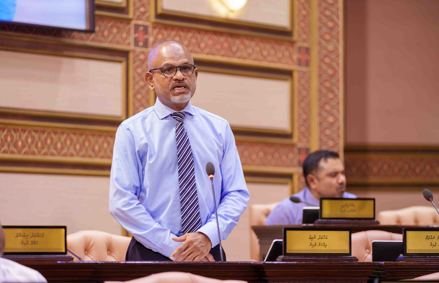 ރައްޔިތުންގެ މަޖިލީހުގެ ދިއްގަރު ދާއިރާގެ މެމްބަރު އަހުމަދު ނާޒިމް މިއަދުގެ ޖަލްސާގައި ވާހަކަދައްކަވަނީ. ފޮޓޯ: މަޖިލީހުގެ އިދާރާ