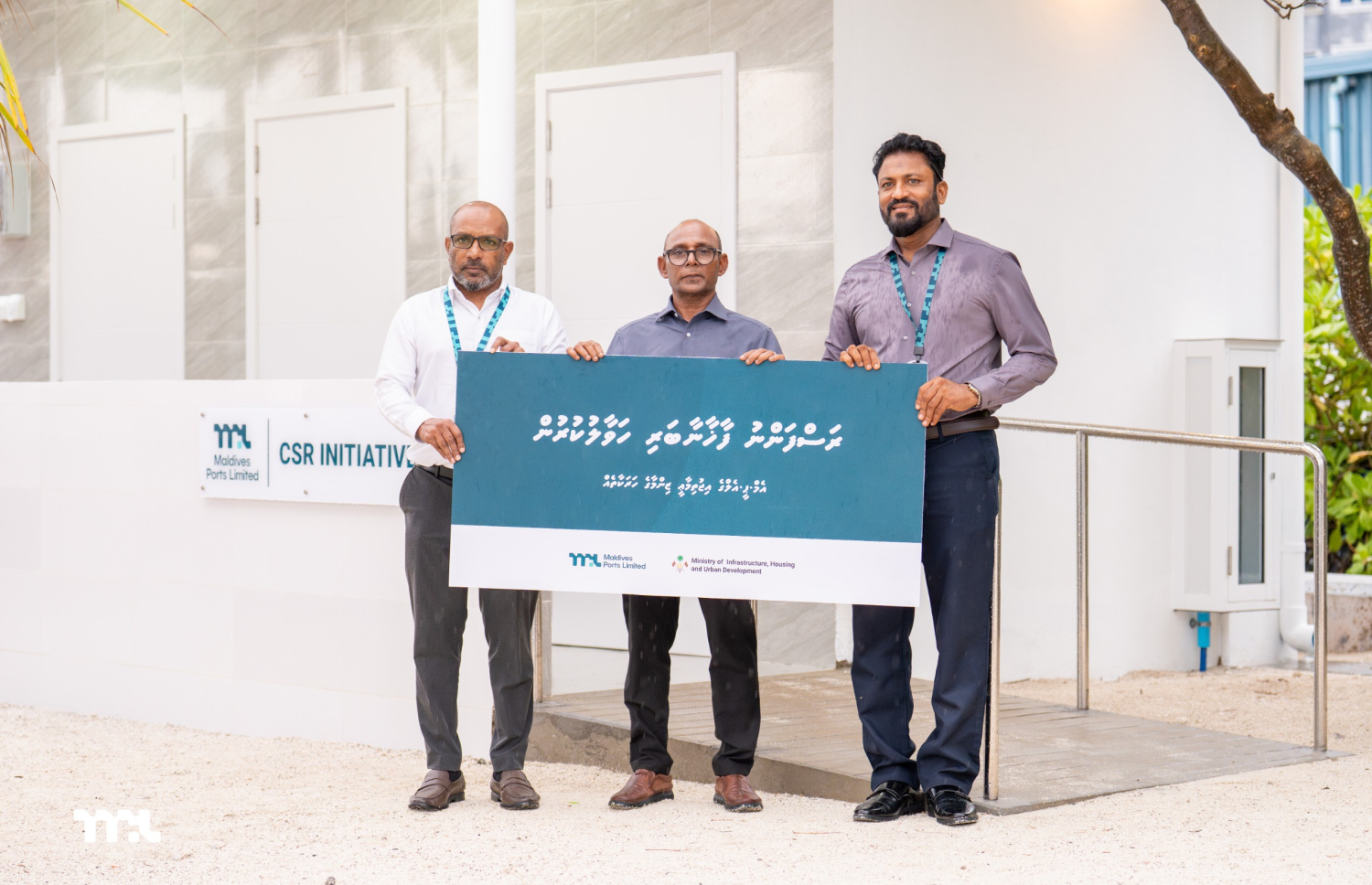 އެމްޕީއެލް އިން ހައުސިން މިނިސްޓްރީއާ ފާހާނާބަރި ހަވާލުކުރަނީ -- ފޮޓޯ: އެމްޕީއެލް