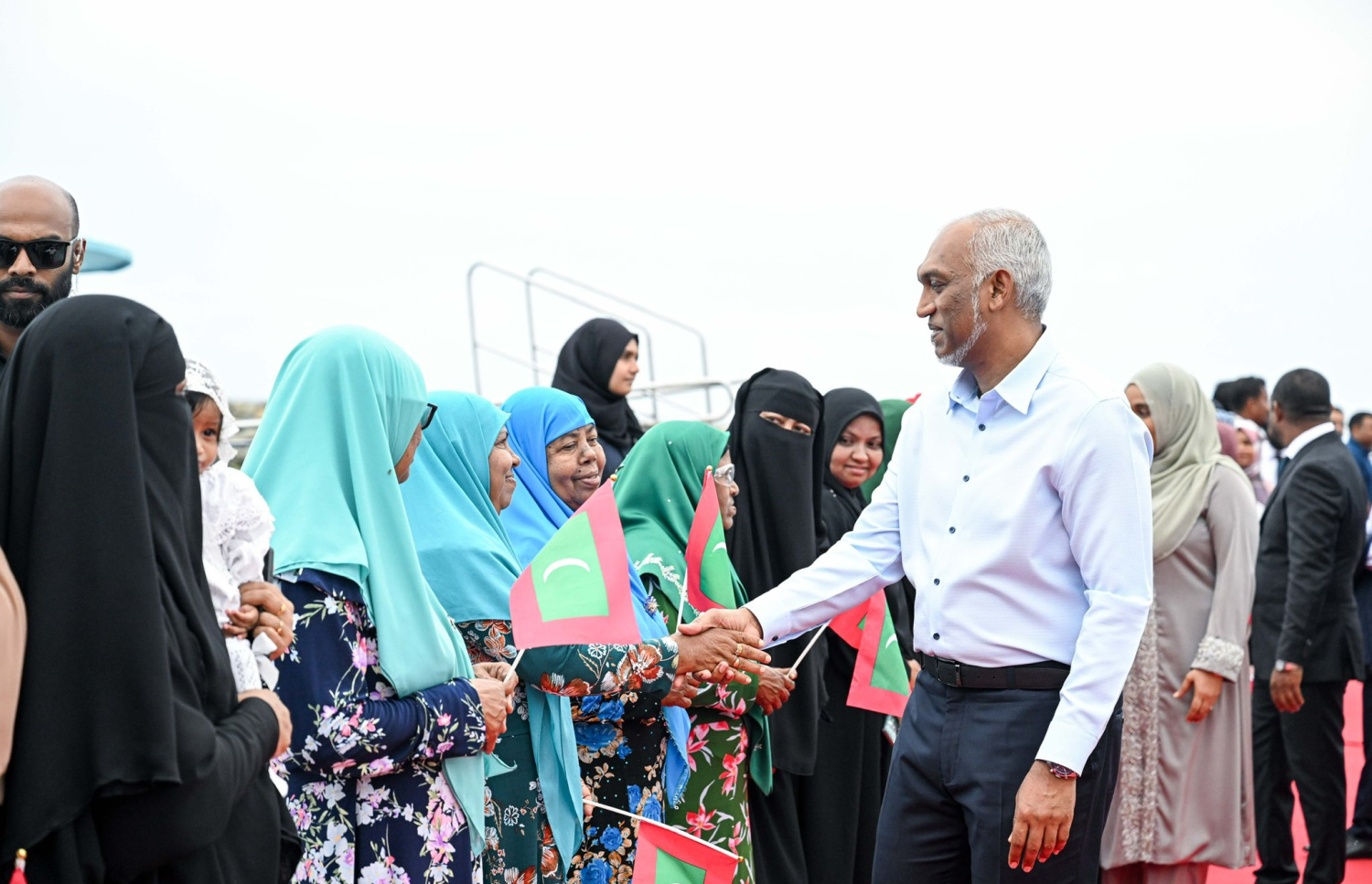 ރައީސް ޑރ. މުހައްމަދު މުއިއްޒު އއ. އުކުޅަހަށް ވަޑައިގަތުމުން މަރުހަބާ ކިޔަން ދިޔަ އާންމުންނާ އެމަނިކުފާނު ސަލާންކުރައްވަނީ.-- ފޮޓޯ: ރައީސް އޮފީސް