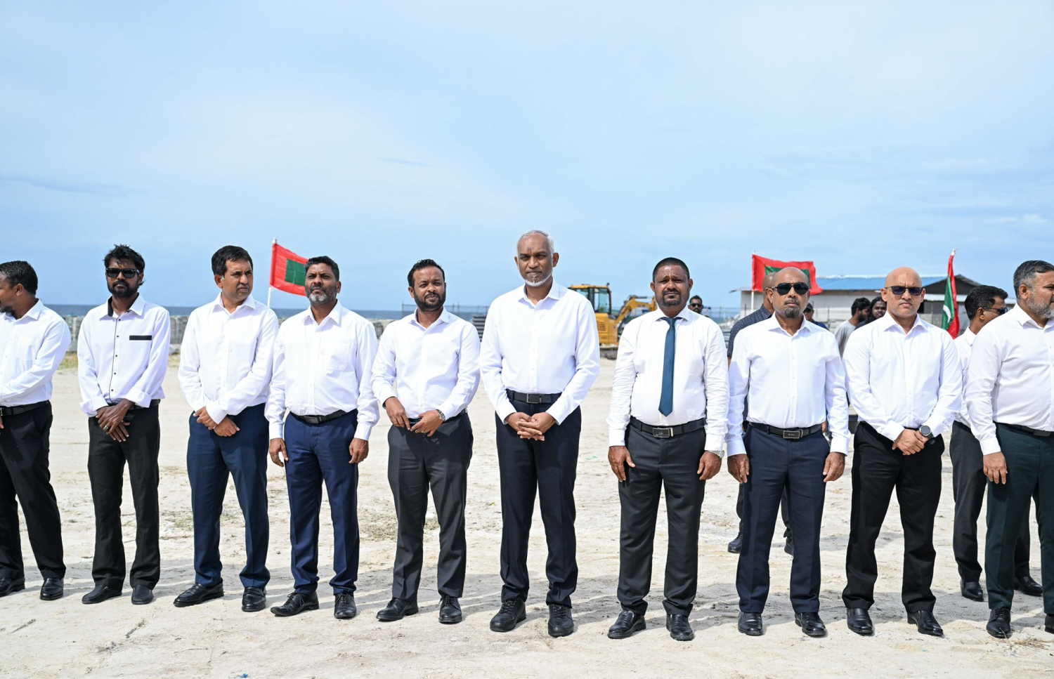 އުކުޅަހުގައި އަޅާ 50 ހައުސިން ޔުނިޓްގެ އަމަލީ މަސައްކަތް ފެށުމުގެ ރަސްމިއްޔާތުގައި ރައީސް ޑރ.މުހައްމަދު މުއިއްޒާއި މިނިސްޓަރުން ބައިވެރިވެވަޑައިގަންނަވަނީ. -- ފޮޓޯ: ރައީސް އޮފީސް