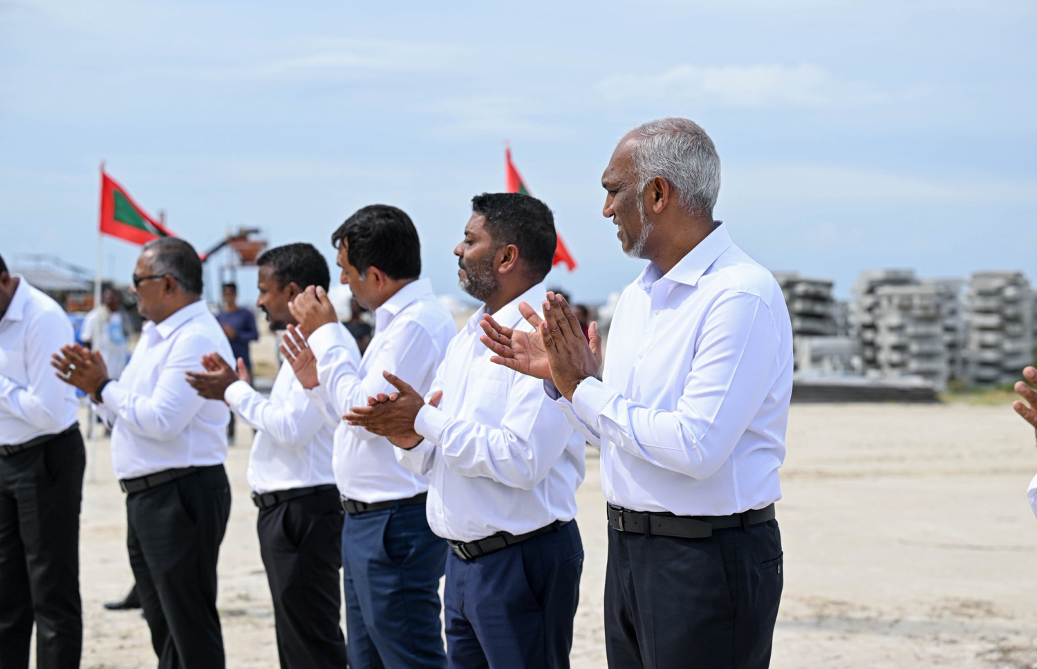 އުކުޅަހުގައި އަޅާ 50 ހައުސިން ޔުނިޓްގެ އަމަލީ މަސައްކަތް ފެށުމުގެ ރަސްމިއްޔާތުގައި ރައީސް ޑރ.މުހައްމަދު މުއިއްޒާއި މިނިސްޓަރުން ބައިވެރިވެވަޑައިގަންނަވަނީ. -- ފޮޓޯ: ރައީސް އޮފީސް