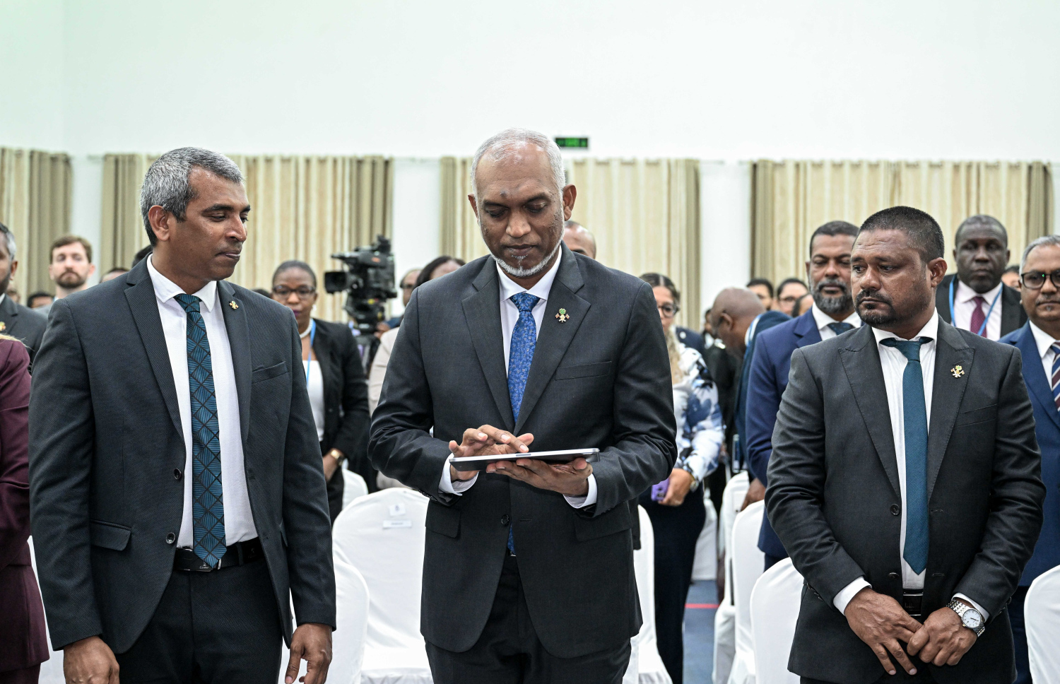 ކުދި ޖަޒީރާ ގައުމުތަކުގެ ޖަމިއްޔާ (ސިޑްސް)ގެ މެމްބަރު ގައުމުތަކުގެ އޮޑިޓް އޮފީސްތަކުން އއ. އުކުޅަހުގައި ބޭއްވި މަހާސިންތާ ނިންމުމަށާއި އައިޑީއައި ގްލޯބަލް ސަމިޓް ފެށުމަށް ބޭއްވި ރަސްމިއްޔާތުގައި އޮޑިޓަ ޖެނެރަލް އޮފީހުގެ 2026- 2029 ގެ ސްޓްރެޓީޖިކް ޕްލޭން ރައީސް މުއިއްޒު އިފްތިތާހުކޮއްދެއްވަނީ -- ފޮޓޯ: ރައީސް އޮފީސް